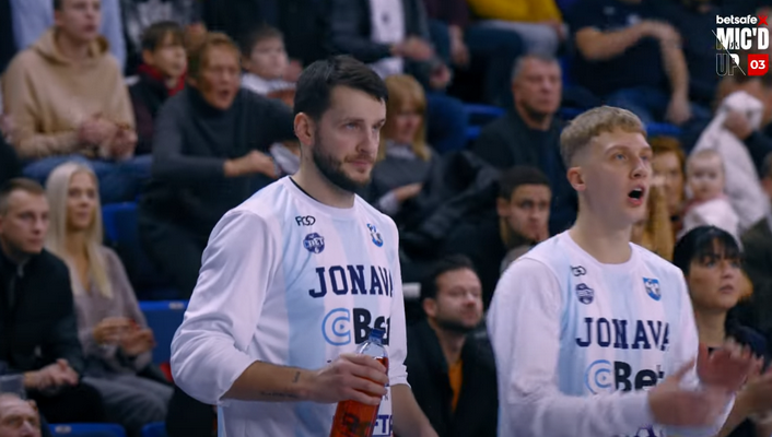 Išgirskite: LKL rungtynėse T. Jogėla rungtyniavo su mikrofonu (VIDEO)