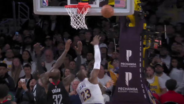 Gražiausias NBA nakties epizodas - akrobatinis L. Jameso metimas (VIDEO)