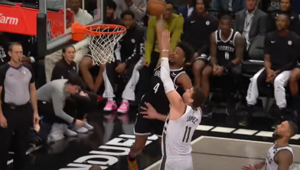 Gražiausias NBA nakties epizodas - efektingas „Nets“ gynėjo dėjimas (VIDEO)
