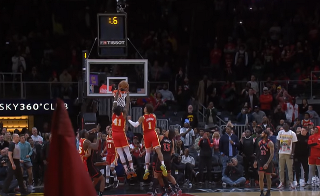 Gražiausias NBA nakties epizodas - pergalingi „Hawks“ taškai (VIDEO)