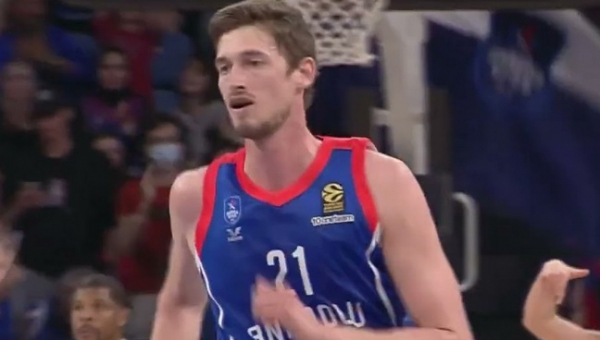 „Anadolu Efes“ namuose įveikė Milano komandą