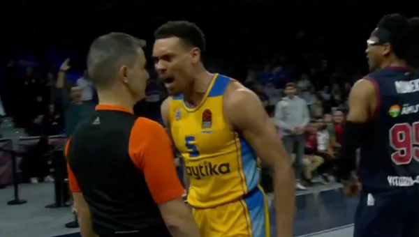 Pamatykite: W. Baldwinas po finalinio švilpuko užsipuolė teisėją (VIDEO)