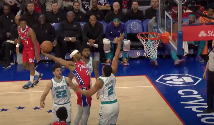 Gražiausias NBA nakties epizodas - galingas „76ers“ gynėjo dėjimas (VIDEO)