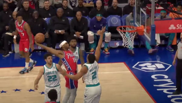 Gražiausias NBA nakties epizodas - galingas „76ers“ gynėjo dėjimas (VIDEO)
