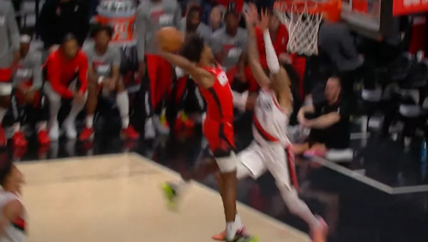 Gražiausias NBA nakties epizodas - „Rockets“ gynėjo įspūdingas skrydis (VIDEO)