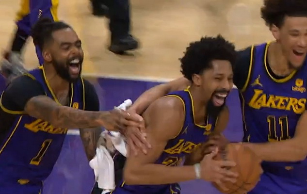 D. Russelo dvitaškis ir S. Dinwiddie blokas išplėšė dramatišką „Lakers“ pergalę