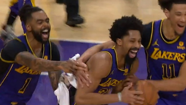 D. Russelo dvitaškis ir S. Dinwiddie blokas išplėšė dramatišką „Lakers“ pergalę 