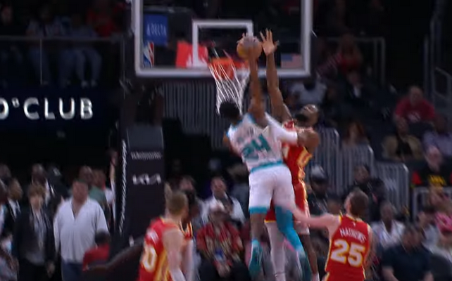 Gražiausias NBA nakties epizodas - „Hornets“ puolėjo efektingas skrydis (VIDEO)