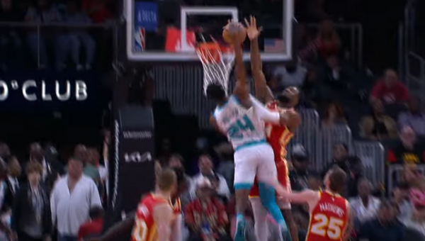 Gražiausias NBA nakties epizodas - „Hornets“ puolėjo efektingas skrydis (VIDEO)