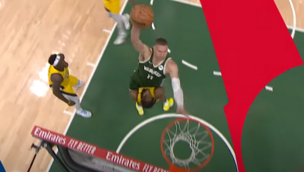 Gažiausias NBA nakties epizodas - galingas B. Lopezo dėjimas per varžovą (VIDEO)