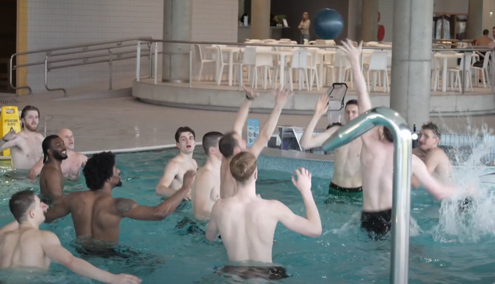 Vandensvydį išbandę žalgiriečiai surengė treniruotę „Žalgirio“ arenos baseine (VIDEO)