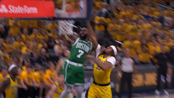 Gražiausias NBA nakties epizodas - galingas J. Browno dėjimas (VIDEO)