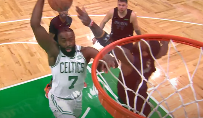 Gražiausias NBA nakties epizodas - monstriškas J. Browno dėjimas (VIDEO)