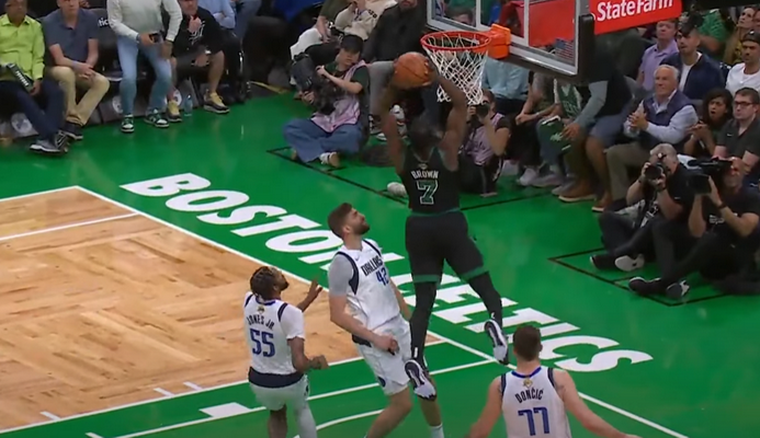 Gražiausias NBA nakties epizodas - efektingas J. Browno dėjimas (VIDEO)