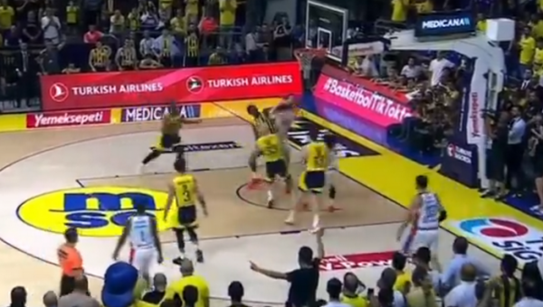 Sh. Larkino metimas su sirena išgelbėjo „Anadolu Efes“ sezoną (VIDEO)