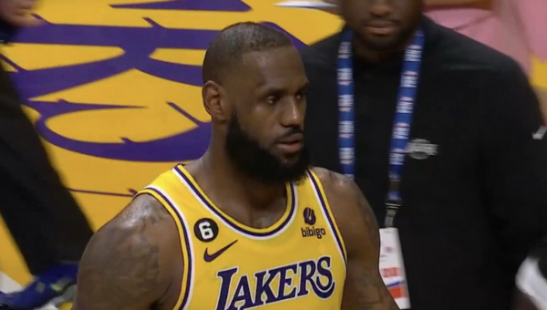 L. Jamesas pratęsė sutartį su „Lakers“