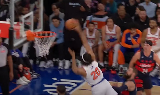 Gražiausias NBA nakties epizodas - monstriškas „Knicks“ aukštaūgio dėjimas (VIDEO)