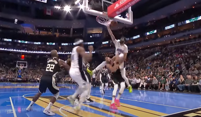 Gražiausias NBA nakties epizodas - galingas G. Bitadze dėjimas per G. Antetokounmpo (VIDEO)