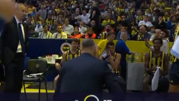 Išvyskite: Š. Jasikevičiaus pratrūko per minutės pertraukėlę (VIDEO)