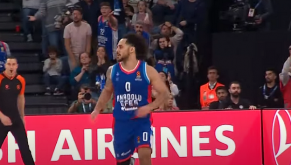 „Anadolu Efes“ Stambule pervažiavo „Emporio Armani“ komandą