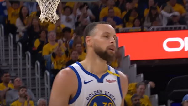 Problemos „Warriors“ komandoje: S. Curry iškrito iš rikiuotės