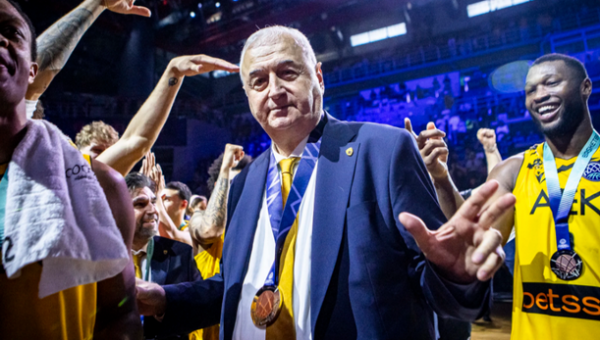 AEK pratęsė sutartį su treneriu D. Šakota