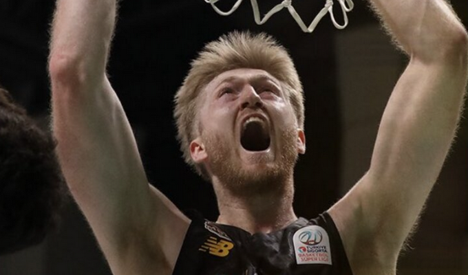 B. Manekas buvo vienas lyderių, tačiau jo sezoną užbaigė „Anadolu Efes“