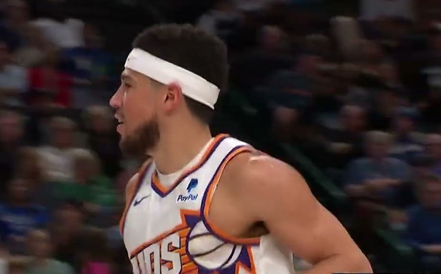D. Bookeris pratęsė sutartį su „Suns“