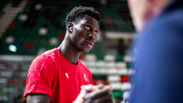Paryžiaus komandoje - aukštaūgis iš Senegalo