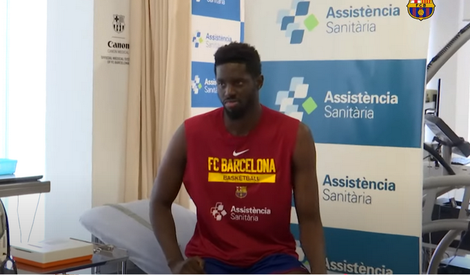 „Barcelona“ persigalvojo: pratęsė kontraktą su Y. Fallu