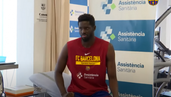 „Barcelona“ oficialiai pratęsė kontraktą su Y. Fallu