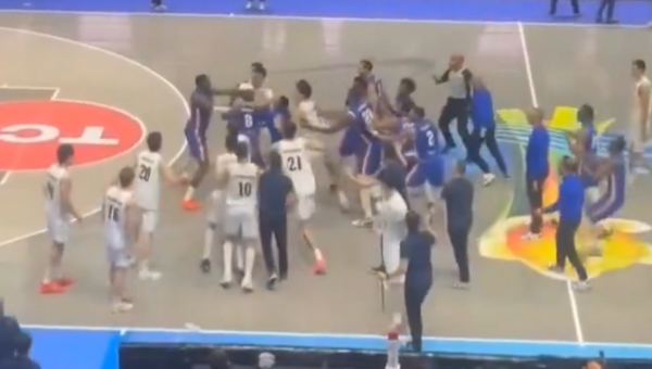 Amerikos čempionate - masinės žaidėjų muštynės (VIDEO)