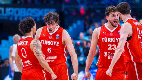 Turkija pažemino graikus ir pateko į Europos čempionato finalą