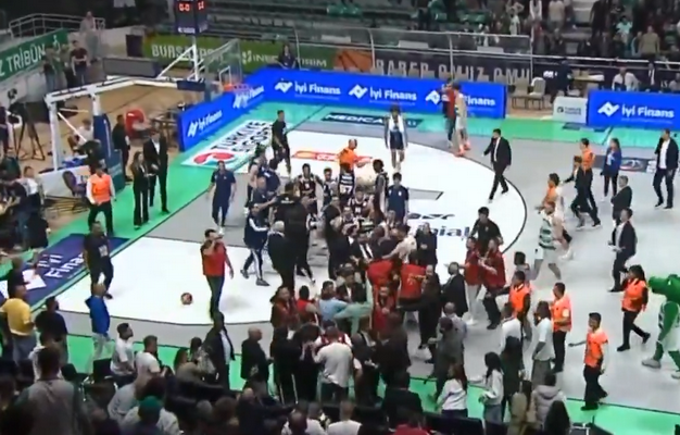 Emocijos Turkijoje: sirgaliai užsipuolė žaidėją (VIDEO)