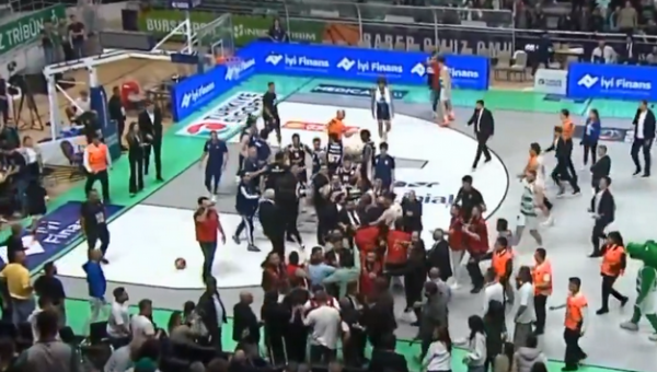 Emocijos Turkijoje: sirgaliai užsipuolė žaidėją (VIDEO)