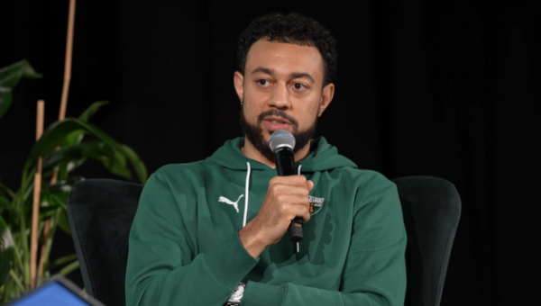 Lietuviškumo testas N. Williamsui-Gossui: ar lietuviai ploja nusileidus lėktuvui?