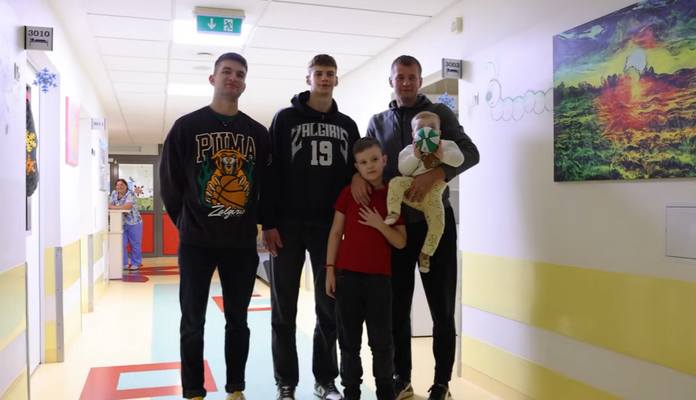 Prieš šventes žalgiriečiai ligoninėje aplankė „Mamų unijos“ globojamus vaikus (VIDEO)