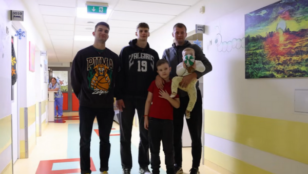 Prieš šventes žalgiriečiai ligoninėje aplankė „Mamų unijos“ globojamus vaikus (VIDEO)