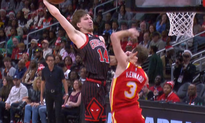 Blokas J. Valančiūnui ir M. Buzelio dėjimas - tarp įspūdingiausių NBA nakties momentų