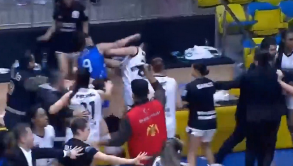 Snukiadaužis Turkijos moterų lygoje: masinės muštynės ir nokautas (VIDEO)