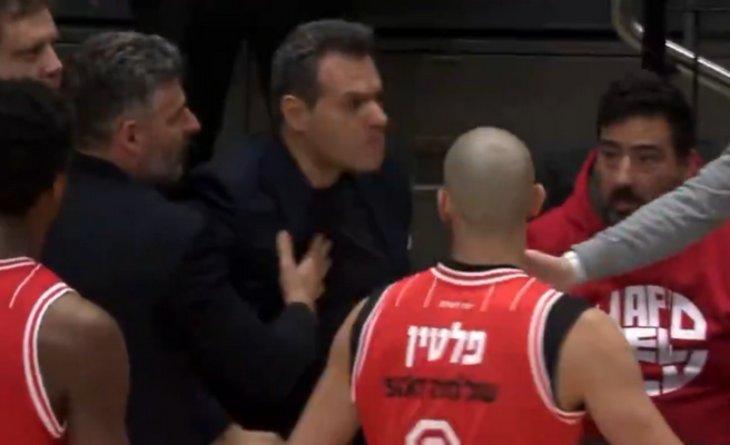 D. Itoudis nevaldė emocijų: puolė teisėjus, stabdyti trenerį teko žaidėjams