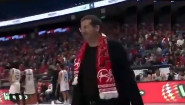 Emocijos Izraelio čempionate: „Hapoel“ savininkas žengė į aikštę ir „mokė“ teisėjus