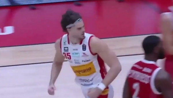 L. Tote paliko „Emporio Armani“ gretas