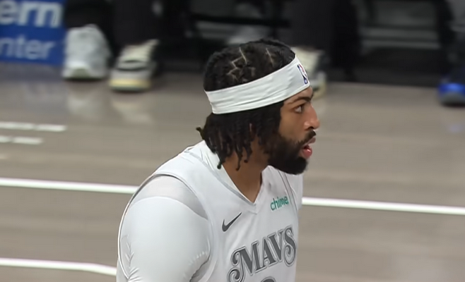 „Mavericks“ išmainė A. Davisą 