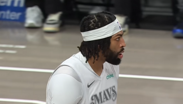 „Mavericks“ išmainė A. Davisą 