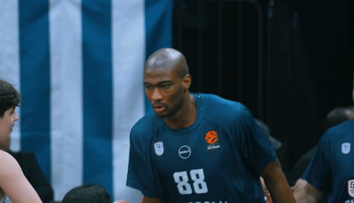 „Anadolu Efes“ pratęsė sutartį su aukštaūgiu