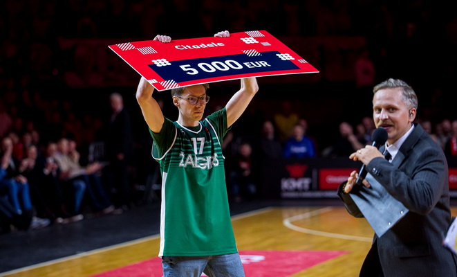 KMT finale – taiklus metimas nuo vidurio linijos: sirgalius pasidalijo, kur išleis laimėtus 5000 eurų