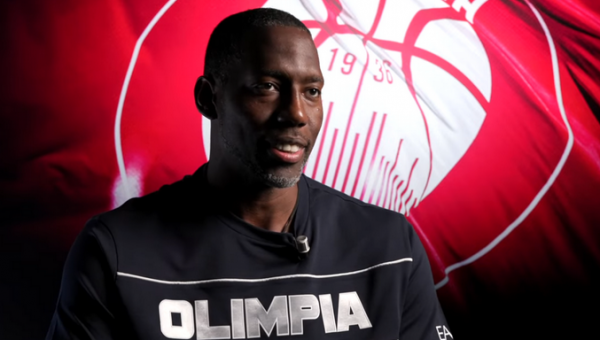 „Emporio Armani“ ilgam neteko B. Dunstono