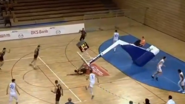 Kroatijoje krepšinio stovas nukrito ant žaidėjo (VIDEO)