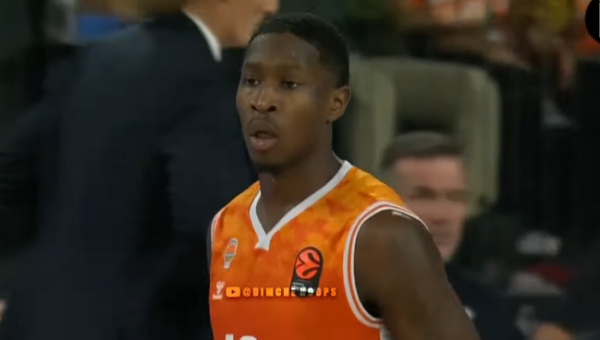 „Žalgirį“ dominęs O. Moore'as oficialiai pratęsė sutartį su „Valencia“